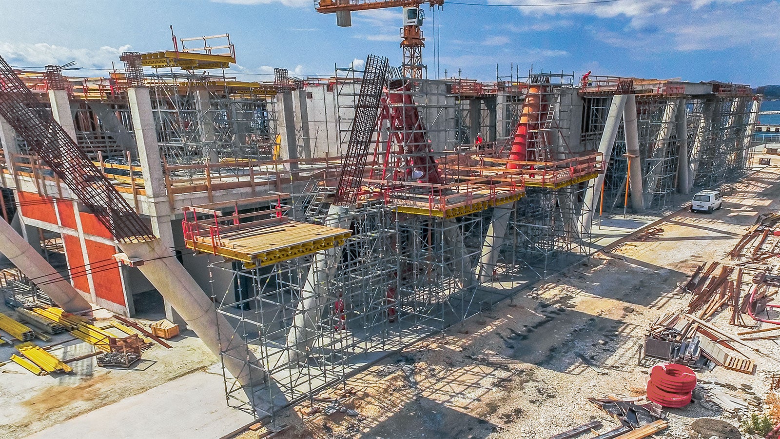 For concreting the second section of the 10.30 m high columns, a working platform was installed using PERI UP Flex Shoring which could be flexibly adapted in the 25 cm system grid to accommodate the diagonally-positioned circular columns.