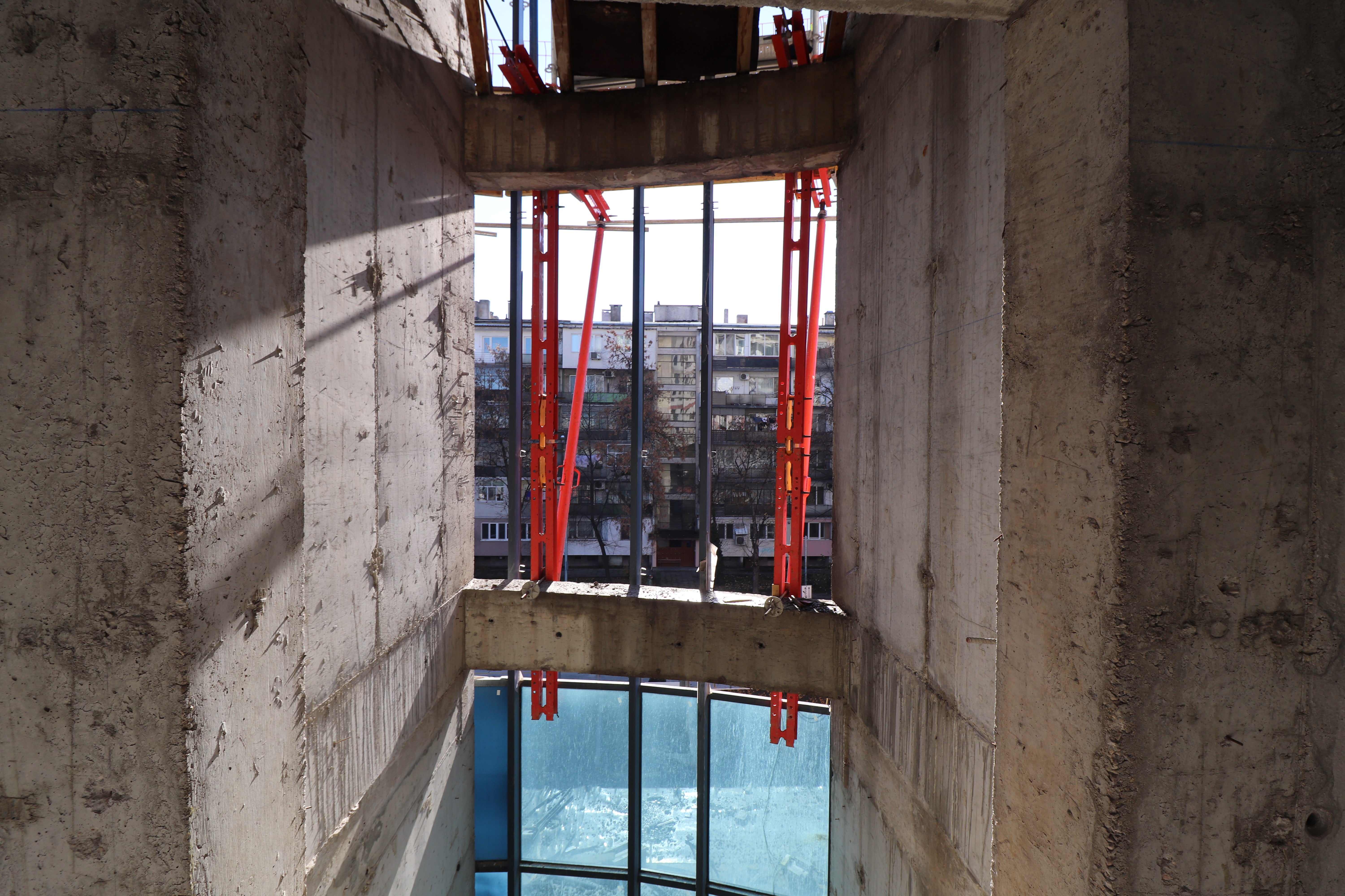 Част от конзолите стъпват в зоната на асансьорните шахти. Конфигурацията на конзолите е съобразена с характеристиката на обекта