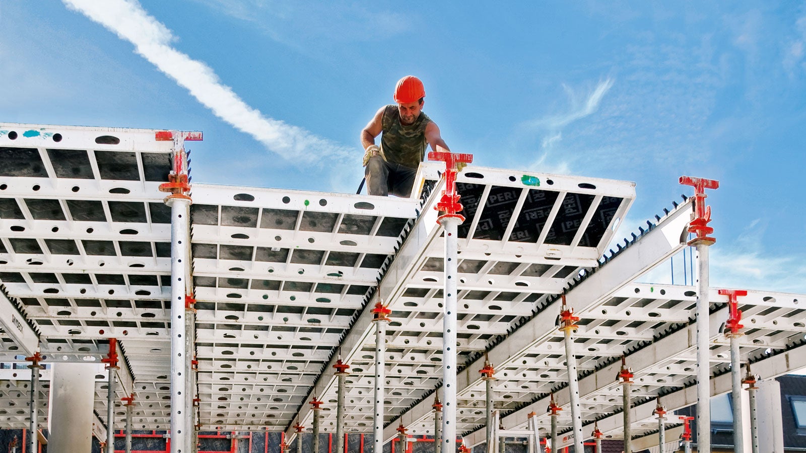 SKYDECK for easy and safe assembly. The panels lock in place in the teeth and don’t sway anymore. Also unskilled staff can learn to handle it very quickly.<br/>