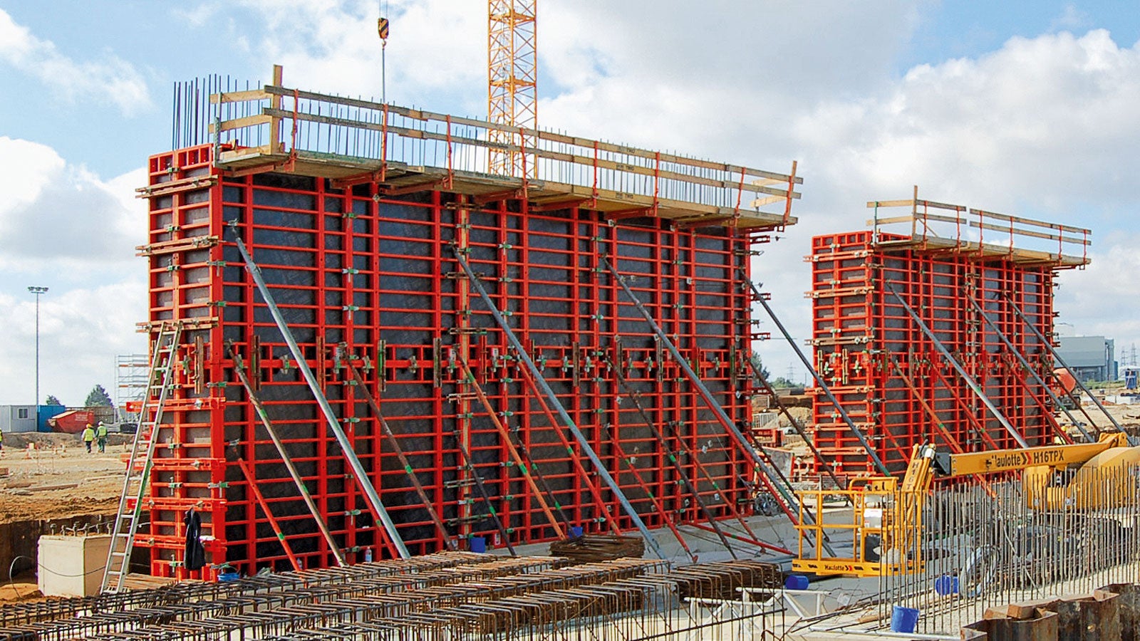 Pentru pereții din beton armat masivi, cu înălțime de 6.60 m, TRIO 330 a fost supraînălțat și completat cu platforme de betonare TRIO.