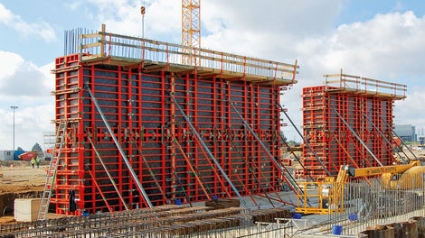 Pentru pereții din beton armat masivi, cu înălțime de 6.60 m, TRIO 330 a fost supraînălțat și completat cu platforme de betonare TRIO.