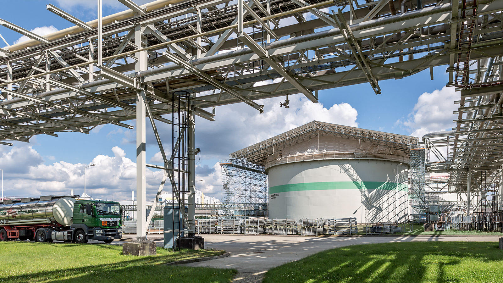 New construction, modernization and maintenance of structural installations are based on the requirements of existing and future production processes. Project execution is often associated with high safety demands.
