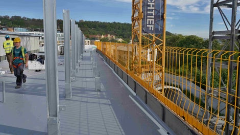 Zabezpečení proti pádu u okrajů stropních desek se systémem ochranných mříží PROKIT.