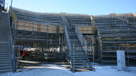 Průchod vytvořený pod částí hlavní tribuny.