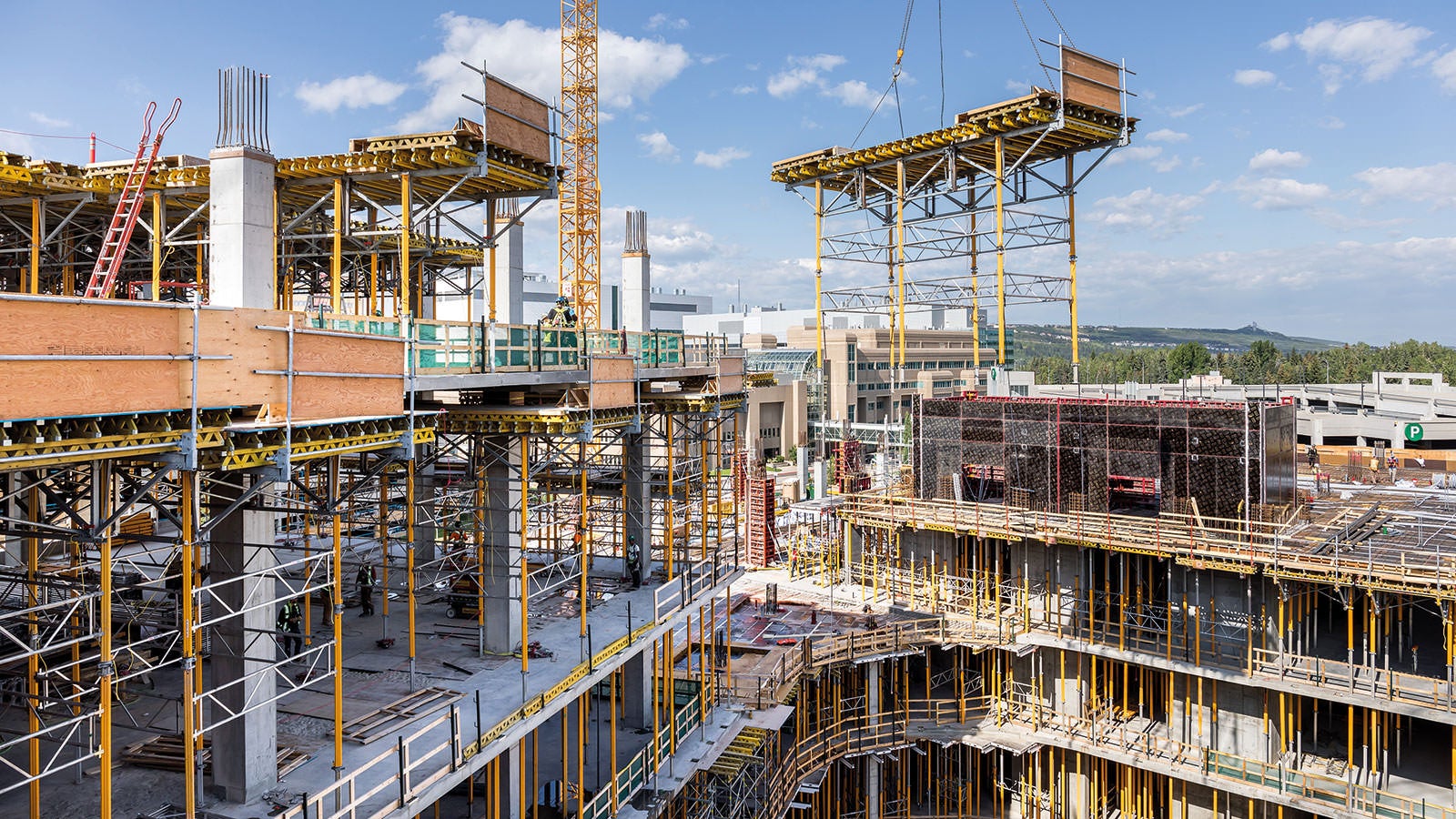 Due to the sheer size of the slab tables and the restricted space at the construction site, the SKYTABLE slab tables were assembled off site and delivered just-in-time – not only did this cut costs, it also cut down on the amount of space that was required.