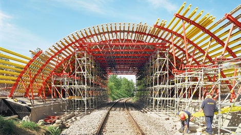 The GRV Circular Wall Formwork – here combined with steel walers, formwork girders and shoring – can also be used for arched bridges.<br/>
