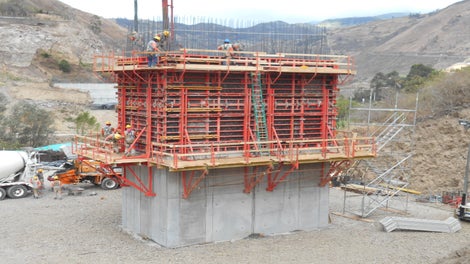 El versátil sistema de trepa CB-240 en conjunto con TRIO como encofrado dan forma a las pilas rectangulares.