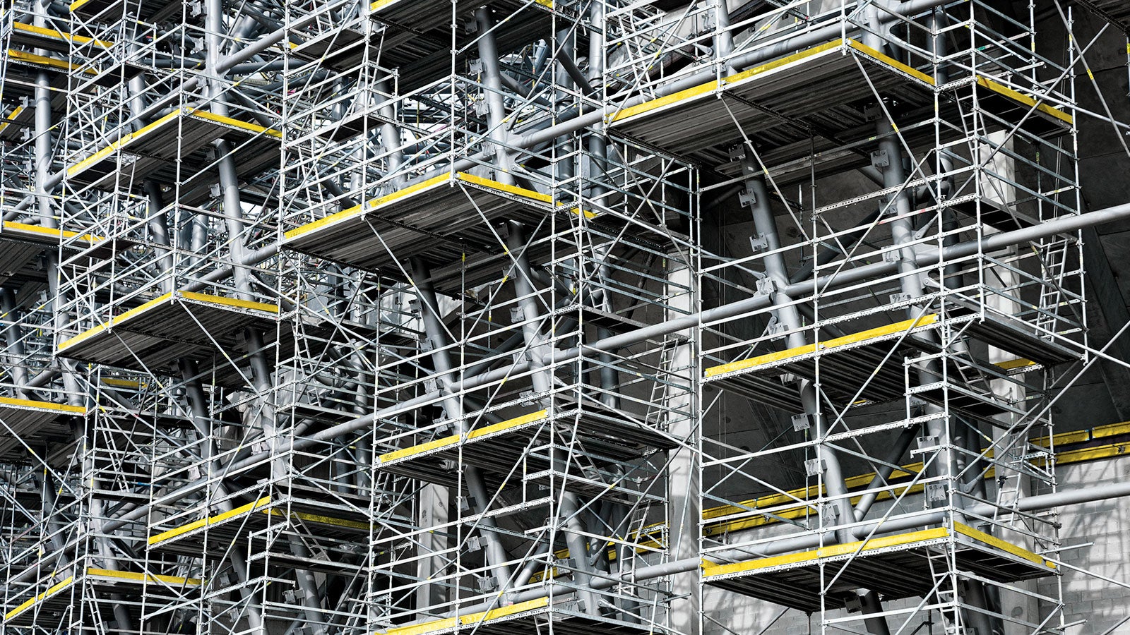 Шаг системы 25 см позволяет устраивать технологические отверстия в уровне настила при работе с наклонными вертикальными элементами.