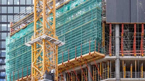 PERI climbing protection panels were used to completely enclose the leading edges of the towers’ upper floors. As a result, the construction site staff were protected against fall hazards, falling objects and strong winds at all times.