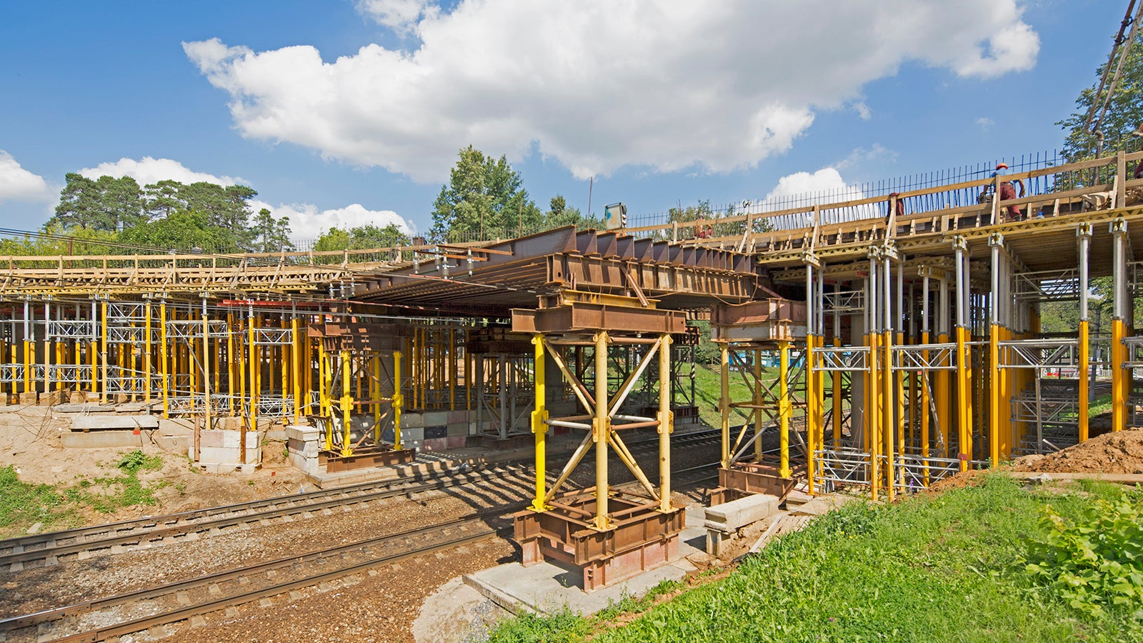 Схема сборки башен MULTIPROP, использованная в данном проекте, позволила при использовании одного типа стоек собирать башни на высоты от 4 до 7 метров.