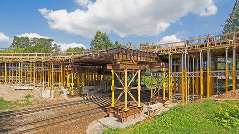 Схема сборки башен MULTIPROP, использованная в данном проекте, позволила при использовании одного типа стоек собирать башни на высоты от 4 до 7 метров.