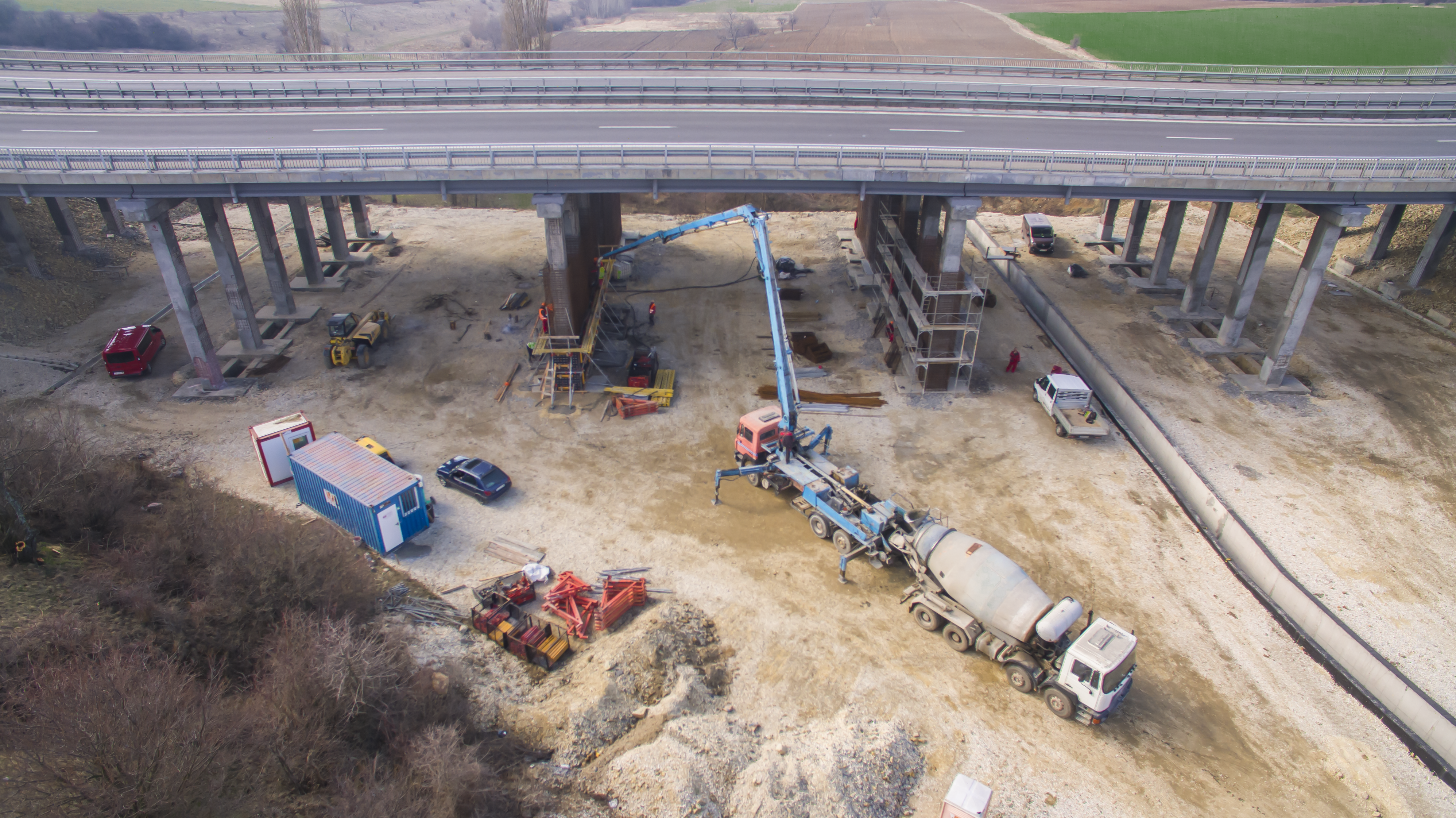 Реконструкцията на мостовото съоръжение при 37-ми км включва усилване на стоманобетонните колони