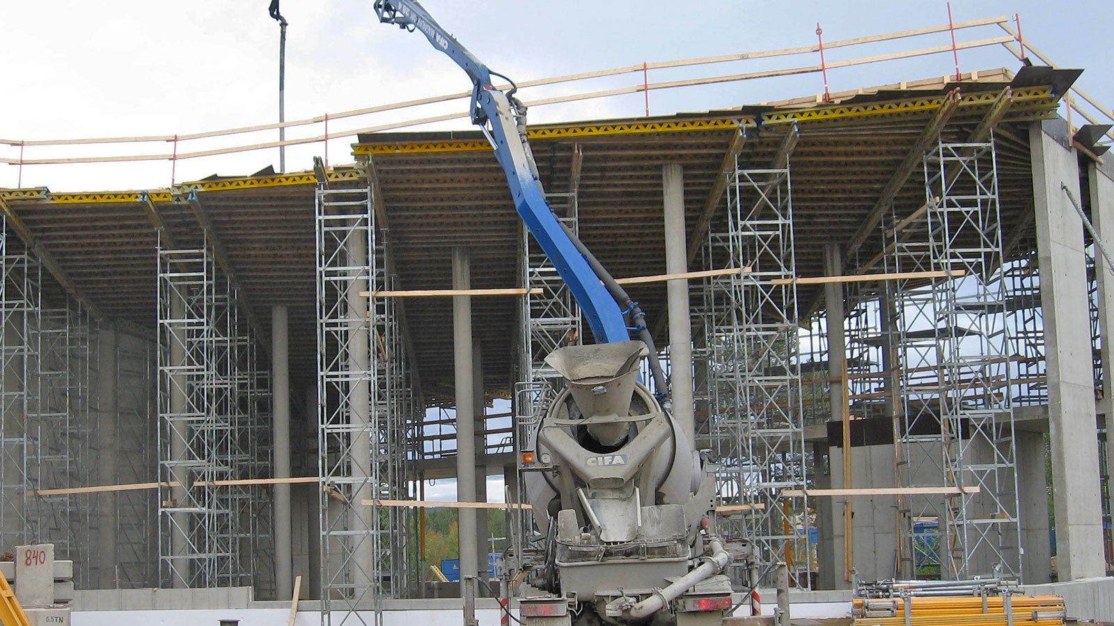 Korkeat holvit tuettiin ST 100 -tukitorneilla.