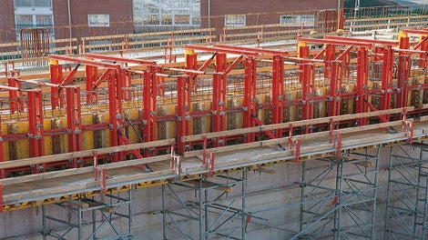 The guardrails of the working platforms on the ST 100 stacking towers were quickly mounted using handrail holders.