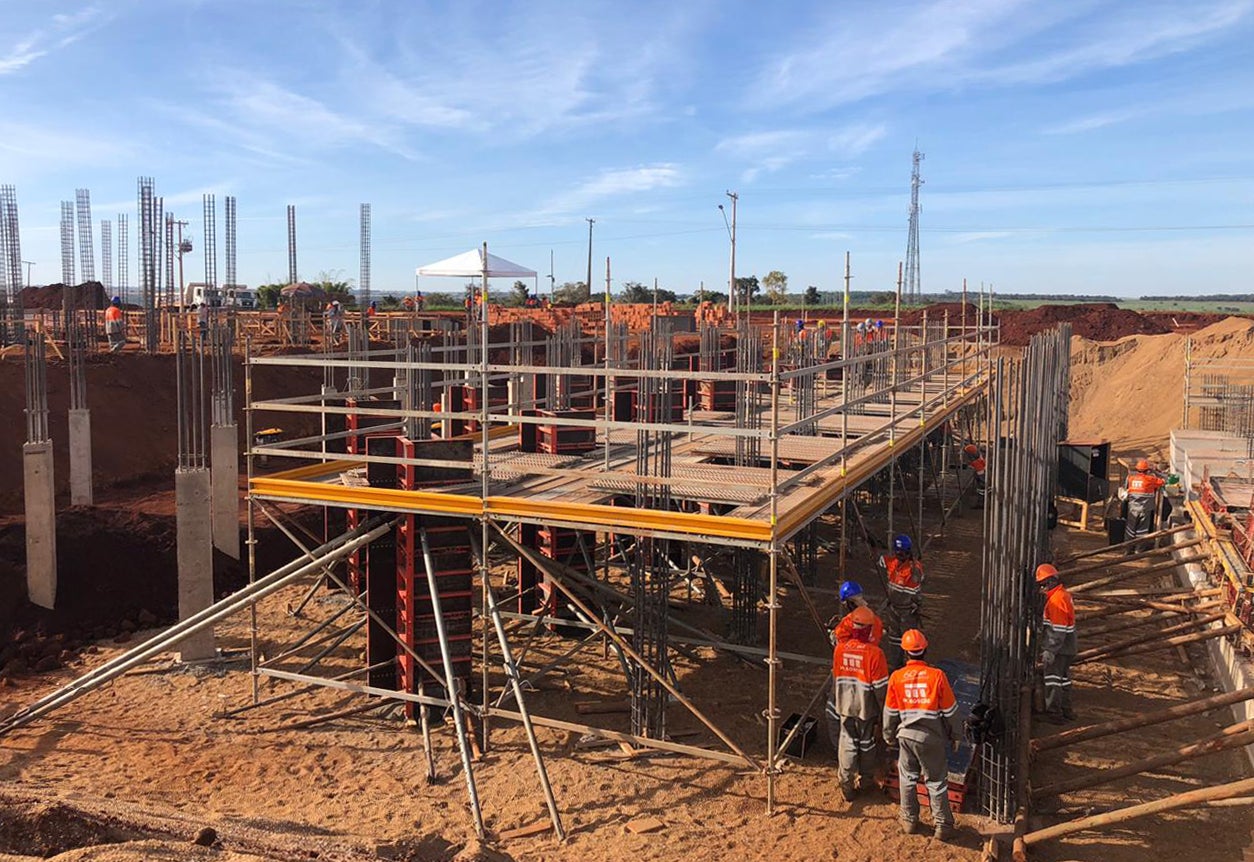 Fornecimento de formas e andaimes para construção de uma fábrica de cervejas em Uberaba, Minas Gerais 