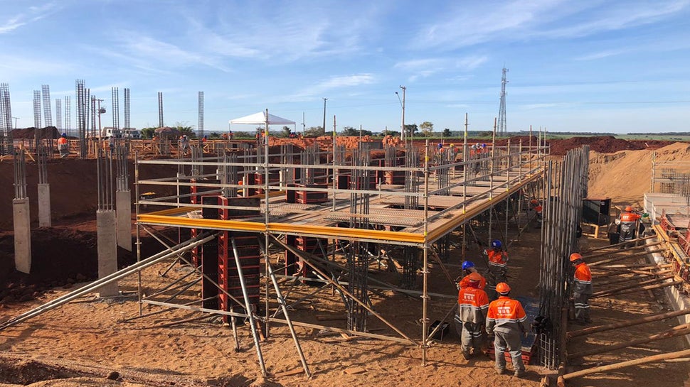 Fornecimento de formas e andaimes para construção de uma fábrica de cervejas em Uberaba, Minas Gerais 