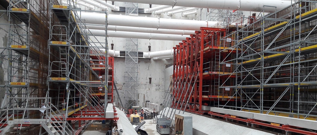 Equipement complet en utilisation sur radier / portique coffrage Vario et échafaudage