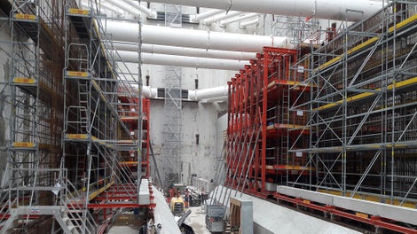 Equipement complet en utilisation sur radier / portique coffrage Vario et échafaudage