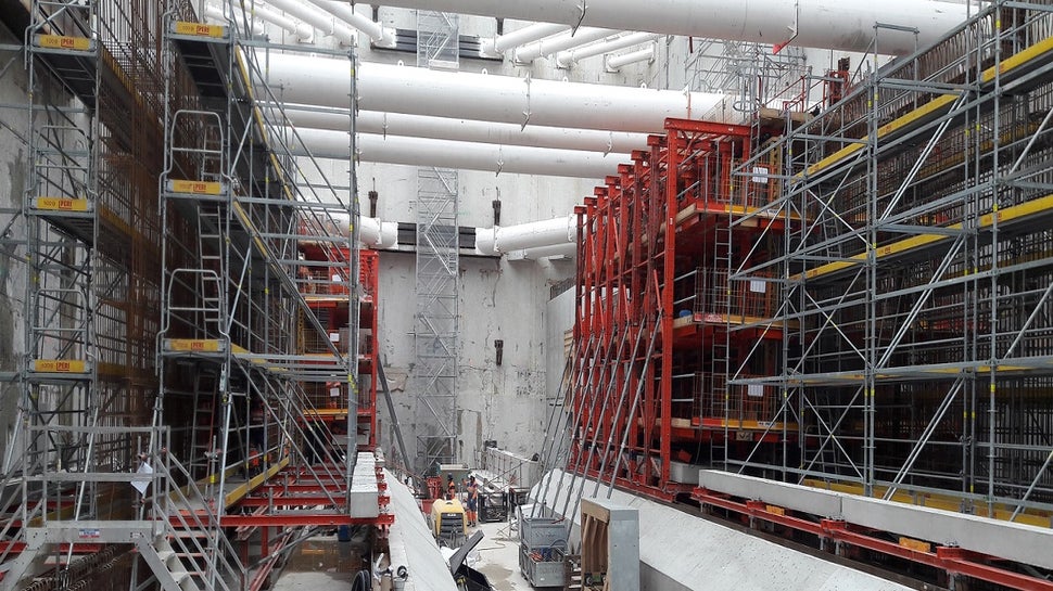 Equipement complet en utilisation sur radier / portique coffrage Vario et échafaudage