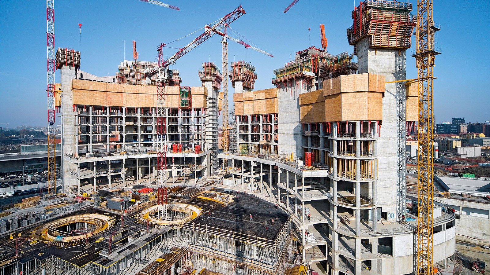 Ciascuna delle due torri ha tre nuclei in calcestruzzo che vengono costruiti in anticipo rispetto al resto della struttura, grazie all’utilizzo di due varianti del sistema di ripresa ACS, integrato e racchiuso in modo sicuro dal paramento di protezione RCS-P<br/> 