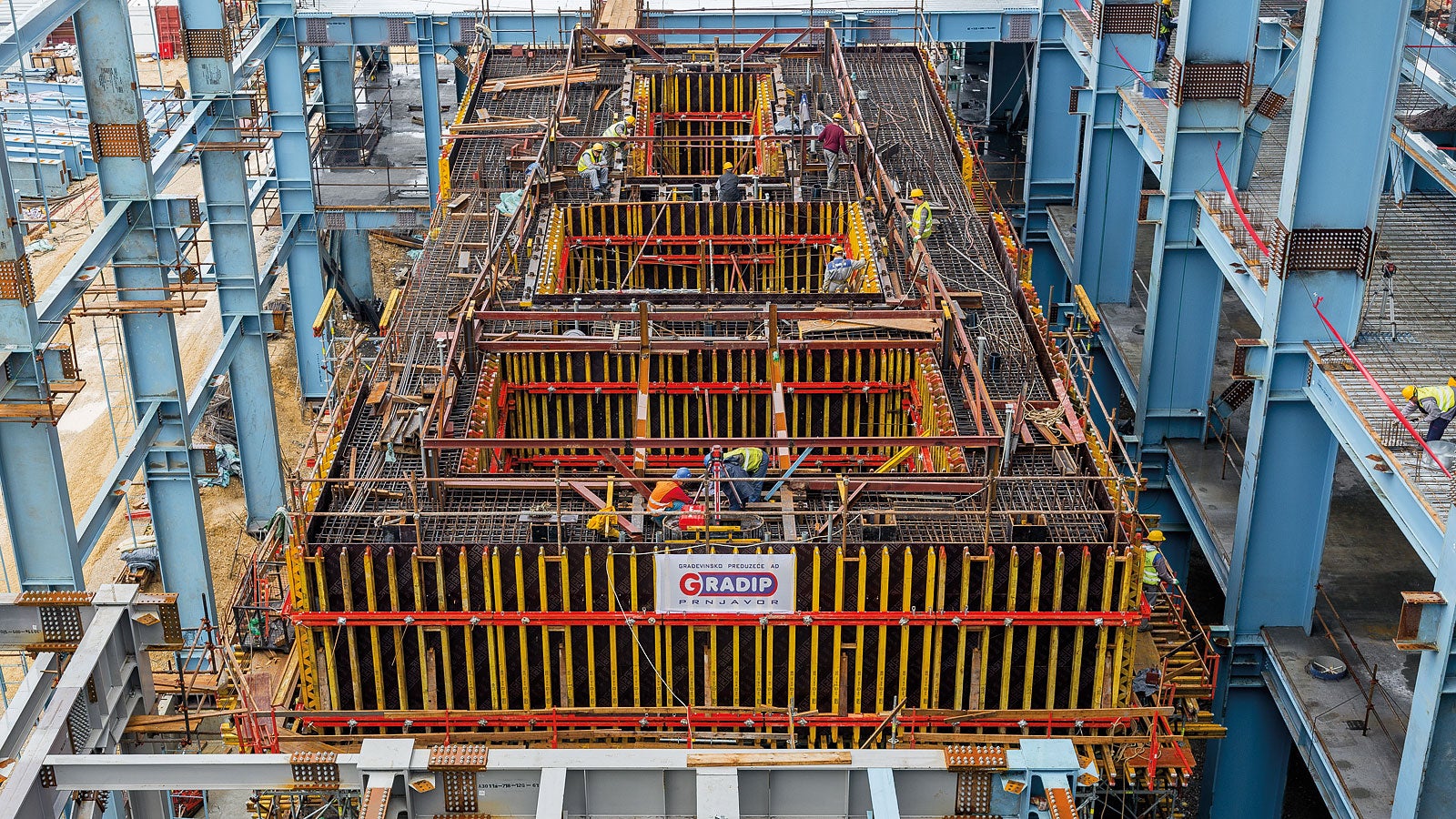 A área de base da estrutura da turbina mede 30,50 m x 12,00 m, e é caracterizada por suas paredes maciças, vigas e lajes. A comprovada viga GT 24 com rigidez de flexão elevada é um dos principais componentes usados na forma específica do projeto.
