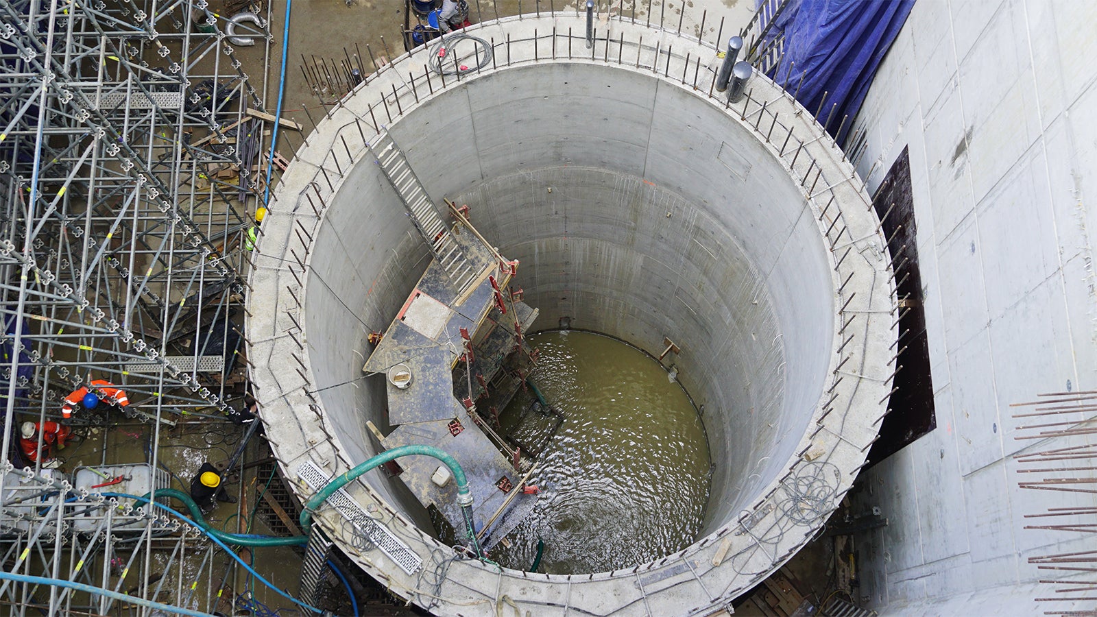 Tuba głębinowa w trakcie realizacji