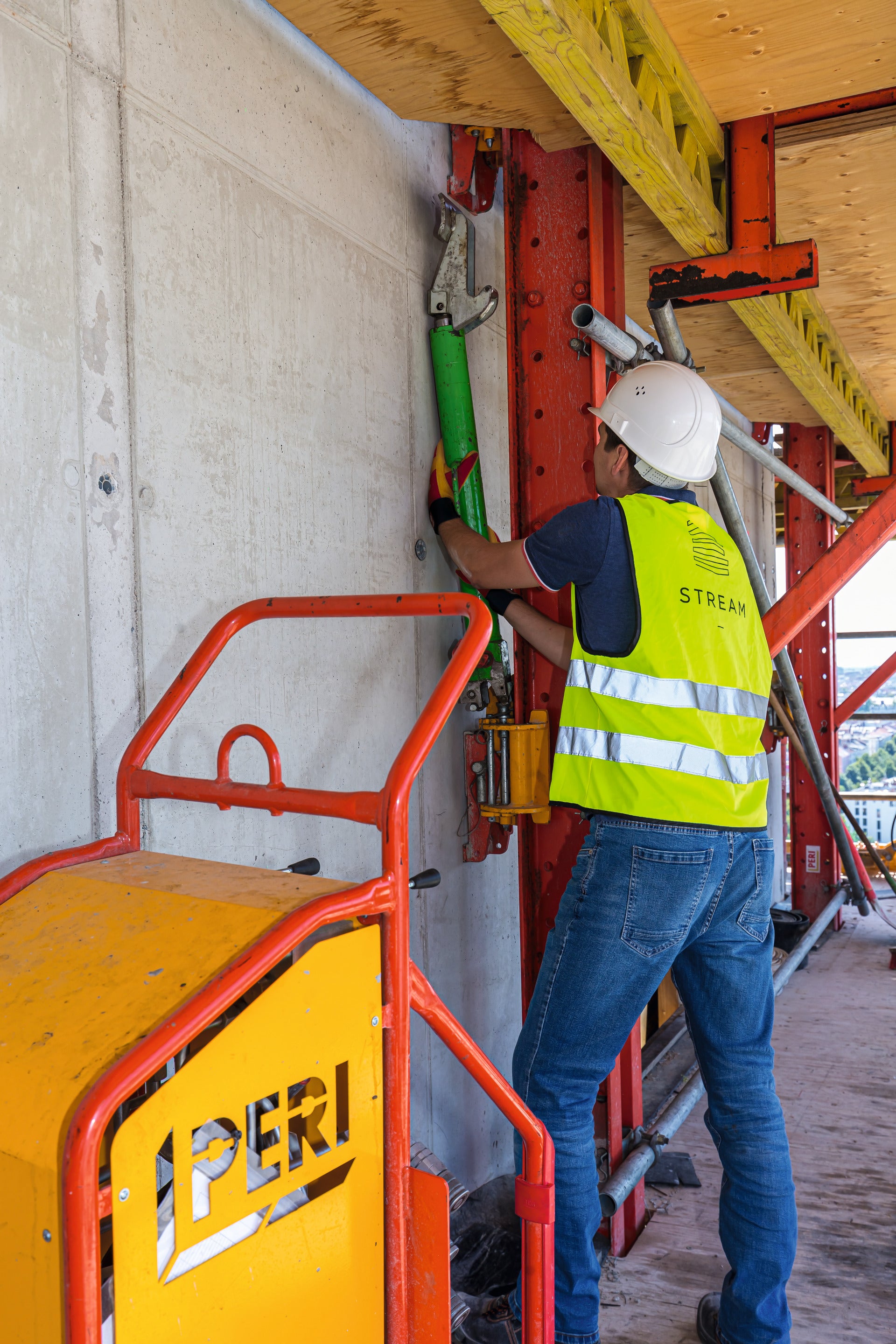 Schienengeführtes Klettern erfolgt auch bei Wind schnell und sicher per Kran oder optional mit mobiler Kletterhydraulik<br/>