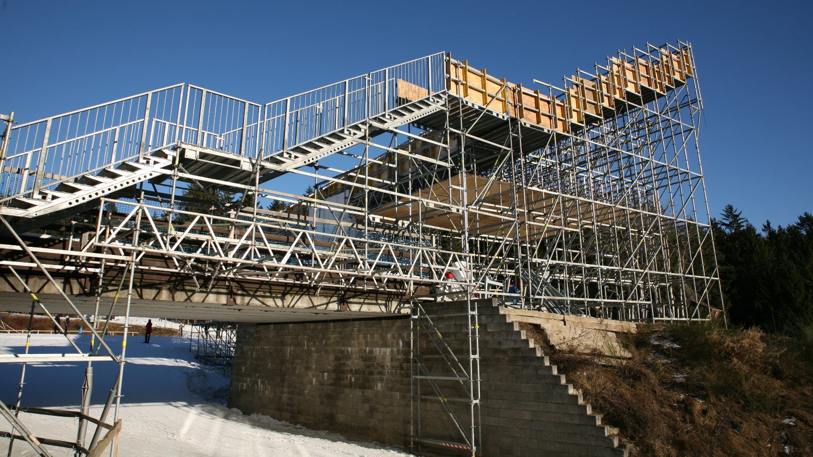 Průjezd pod schodištěm – přístup na tribunu u VIP stanu s průjezdem pro závodníky.