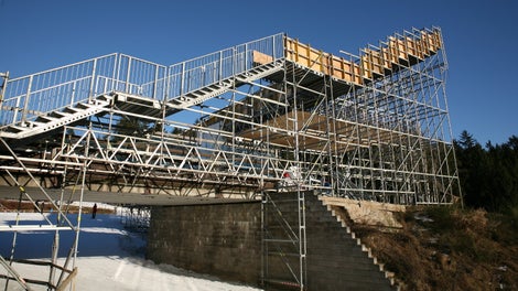 Průjezd pod schodištěm – přístup na tribunu u VIP stanu s průjezdem pro závodníky.