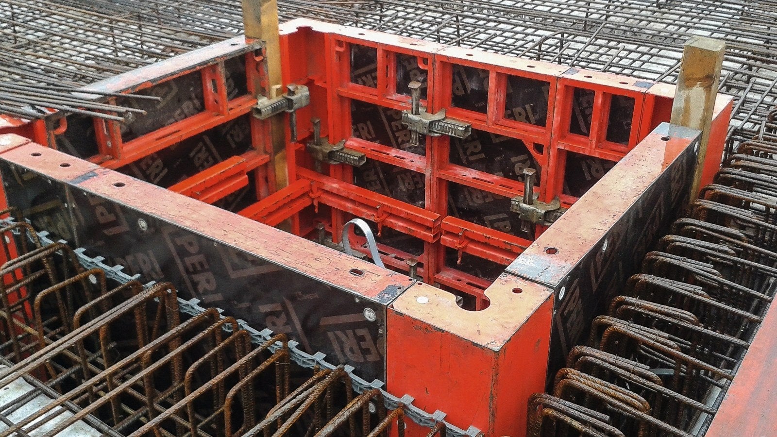 Šachty rástli pomocou rámového debnenia DOMINO