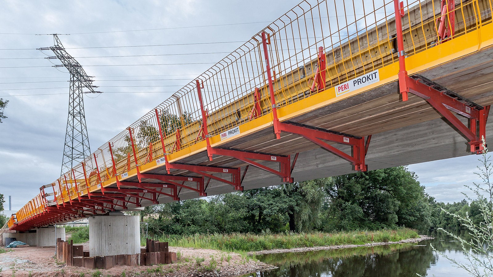 With the type-tested VARIOKIT Cantilevered Parapet Bracket and an appropriate anchoring, PERI now provides a closed solution for parapet refurbishment. 