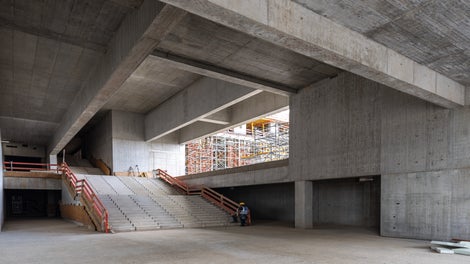Der komplexe Bauablauf unter Berücksichtigung massiver Bauteile, beispielsweise bei den großzügig gestalteten Eingangsbereichen und Treppenanlagen, erforderte eine detaillierte Ausführungsplanung über alle Bauphasen hinweg.<br/>(Foto: PERI Deutschland)<br/>