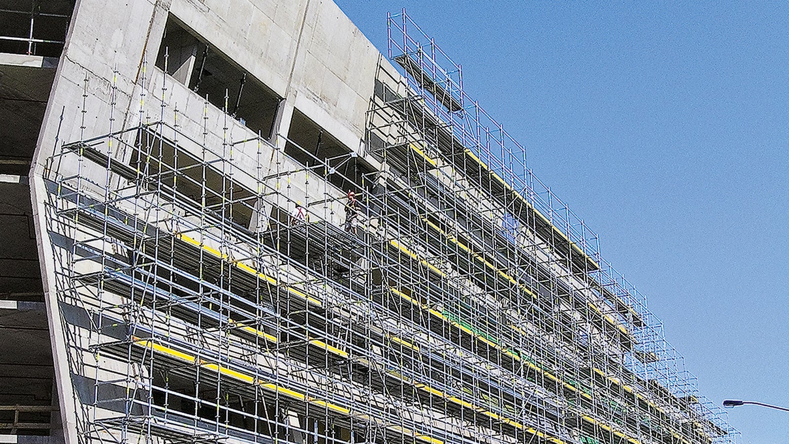 The flexible PERI UP makes facade scaffolding also possible for complex types of architecture with cantilevers or inclined outer walls. Due to the flexible Rosett nodes and ledgers and decks in 25-cm increments, hardly any additional couplers are necessary. 