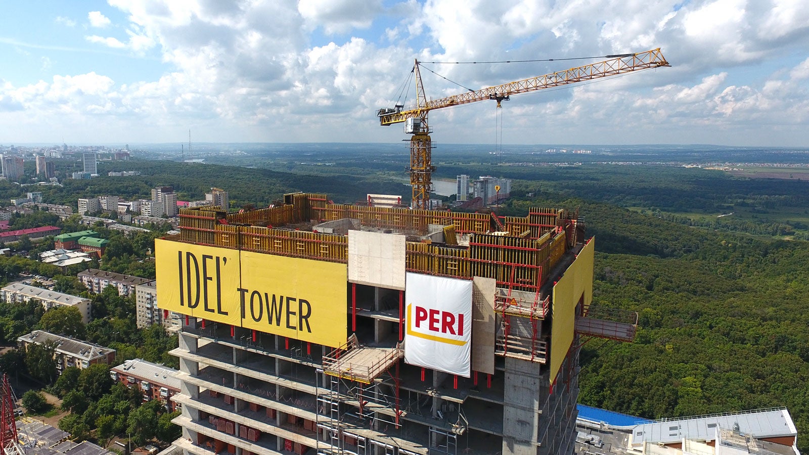 Для возведения отвесной стены, расположенной с двух сторон здания, использовались консольно-переставные платформы CB 240. Платформы перемещаются на следующую захватку вместе с установленной на них опалубкой. 