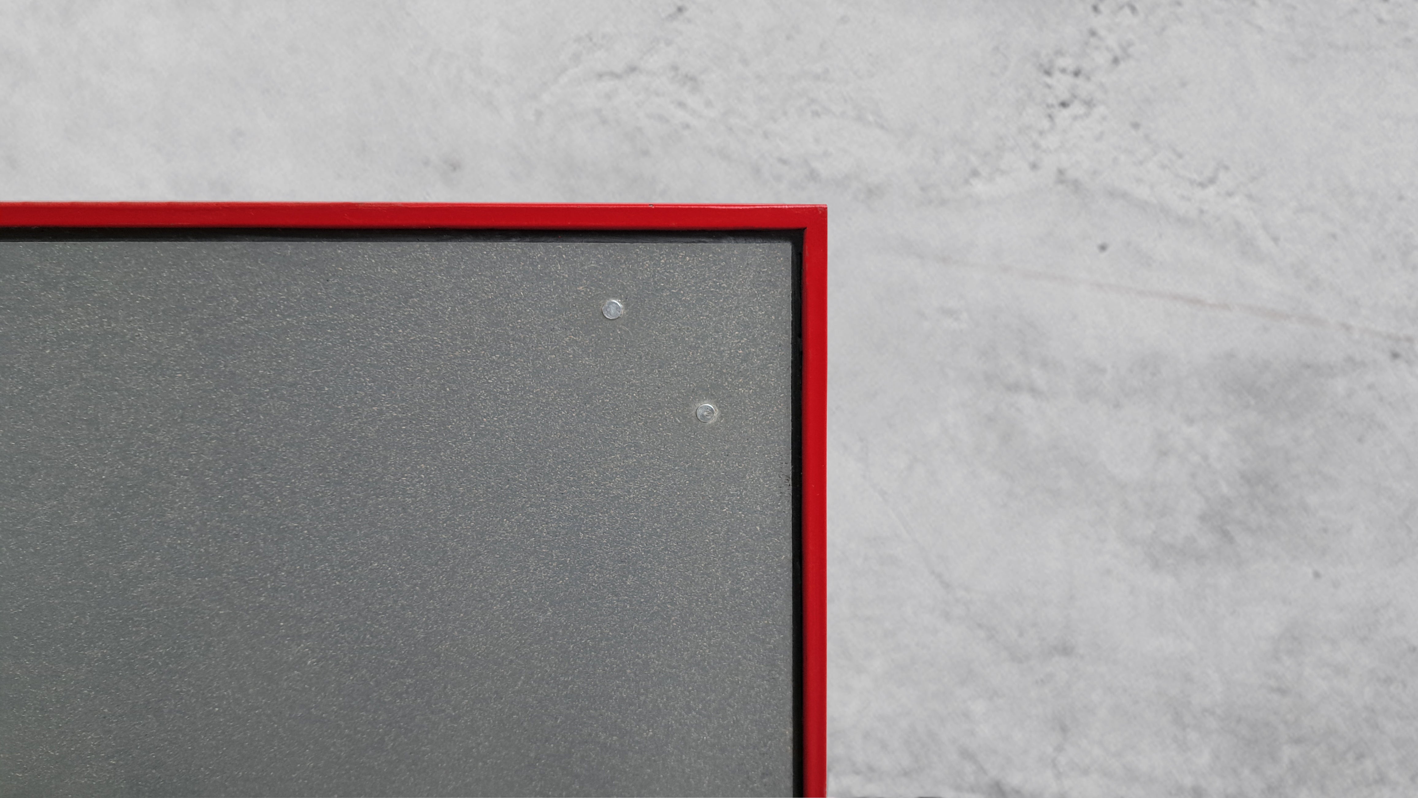 Im Standard mit einer Polypropylenplatte mit Birkenkern ausgestattet, erzielt die neue MAXIMO Generation ein glattes und farbgleiches Betonbild. Die einseitig beschichtete und dadurch atmungsaktive ROBU B verfügt dank ihrer Robustheit, UV-Beständigkeit und der leicht zu reparierenden Oberfläche über eine lange Lebensdauer.