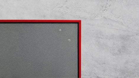 Im Standard mit einer Polypropylenplatte mit Birkenkern ausgestattet, erzielt die neue MAXIMO Generation ein glattes und farbgleiches Betonbild. Die einseitig beschichtete und dadurch atmungsaktive ROBU B verfügt dank ihrer Robustheit, UV-Beständigkeit und der leicht zu reparierenden Oberfläche über eine lange Lebensdauer.