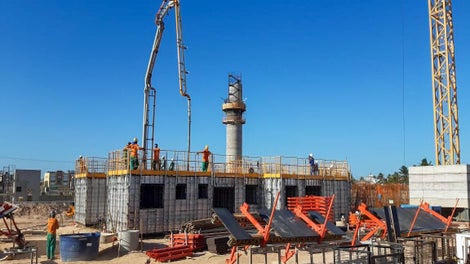 Concretagem do 1º pavimento da obra Solar do Porto. O sistema monolítico UNO+ permite agilidade na montagem, concretagem e desmontagem.