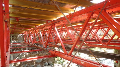 Las celosías realizadas con el sistema VARIOKIT, permiten descargar grandes esfuerzos en grandes luces, garantizando un avance de obra rápido dado que la cantidad de cerchas requeridas es menor por su gran capacidad de carga.