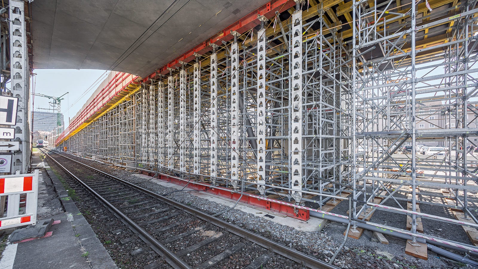 PERI HD 200 main beam areas transfer the bundled line loads of the prefabricated bridging parts along the right and left sides of the tracks into the ground.