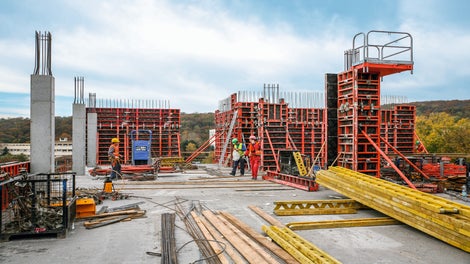 Stĺpy so štvorcovým a obdĺžnikovým prierezom rástli pomocou systému QUATTRO, ktoré sa dá premiestňovať jedným zdvihom žeriava.