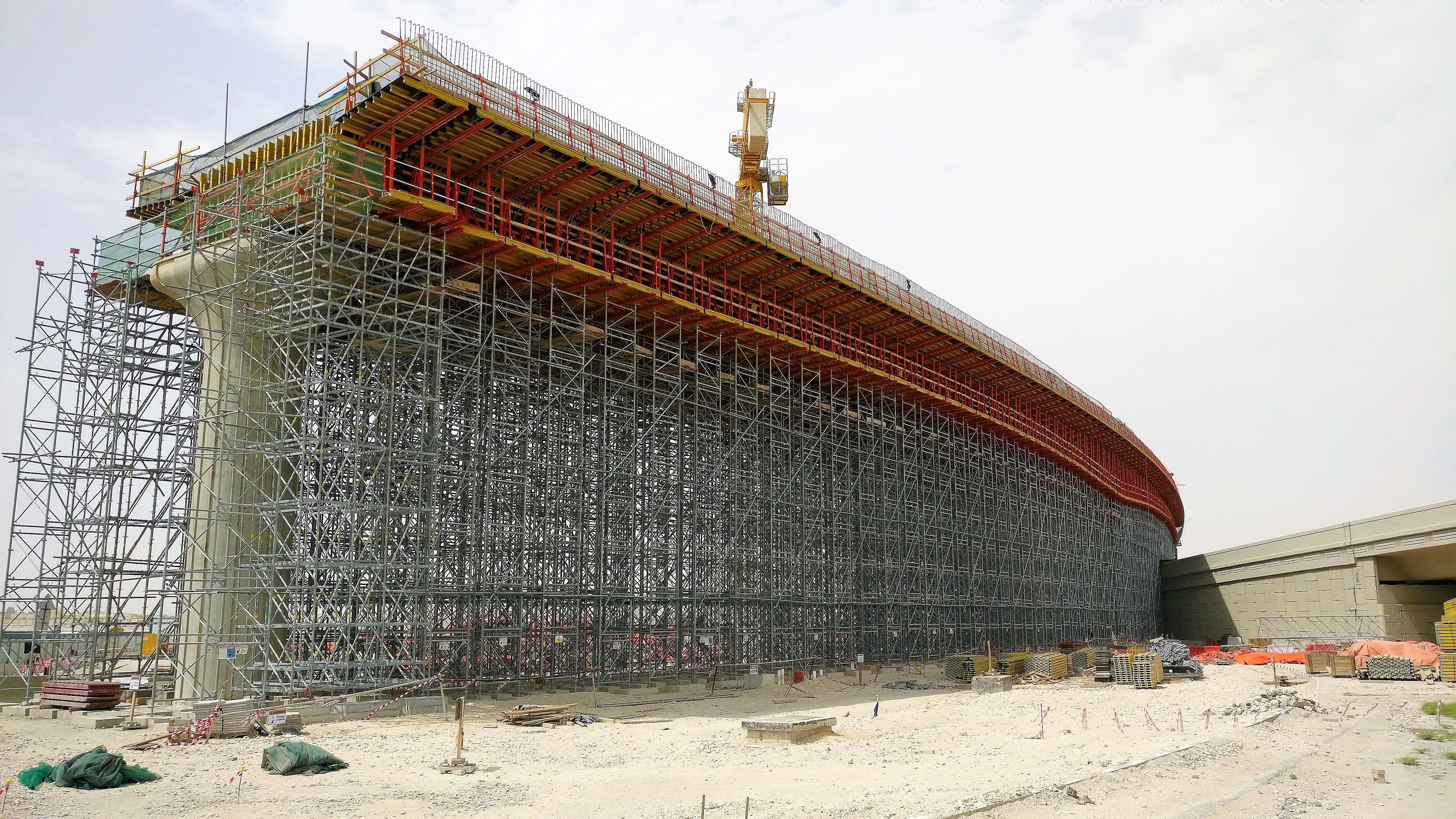 The bridges were an important element as it crossed over the busy Doha Expressway. Therefore, a fast and flexible solution from PERI was required and successfully delivered. 