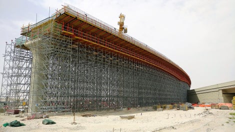 The bridges were an important element as it crossed over the busy Doha Expressway. Therefore, a fast and flexible solution from PERI was required and successfully delivered. 