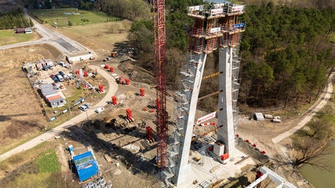 Budowa mostu przez rzekę San w Sanoku.