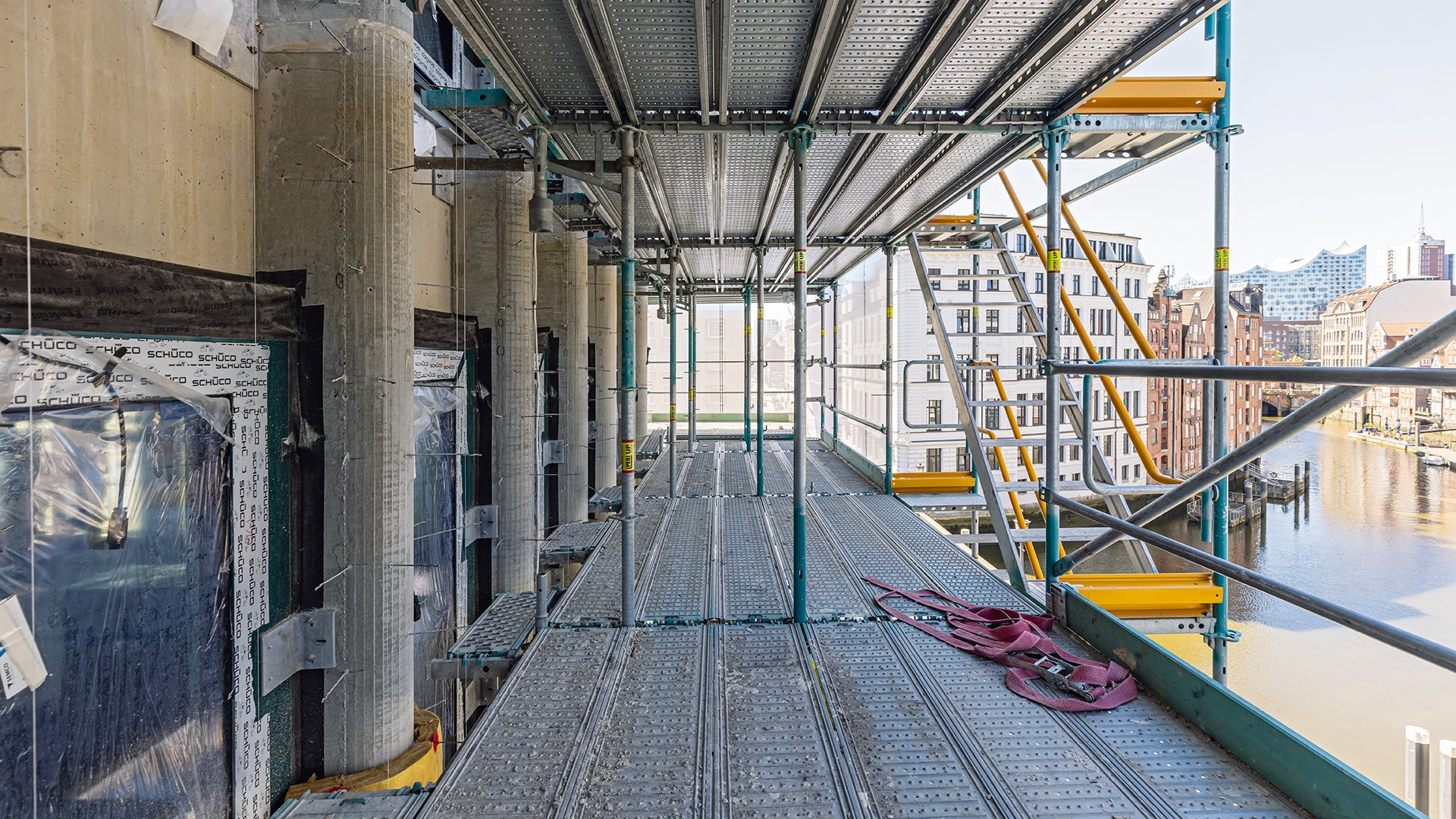 Vom neuen Tichelhaus kann man rechts von der markanten Dachlandschaft der Elbphilharmonie das Columbus Haus erkennen. Beide Gebäude umschließt derzeit eine PERI UP Einrüstung, bei beiden wurden Easy- und Flex-Bauteile kombiniert.