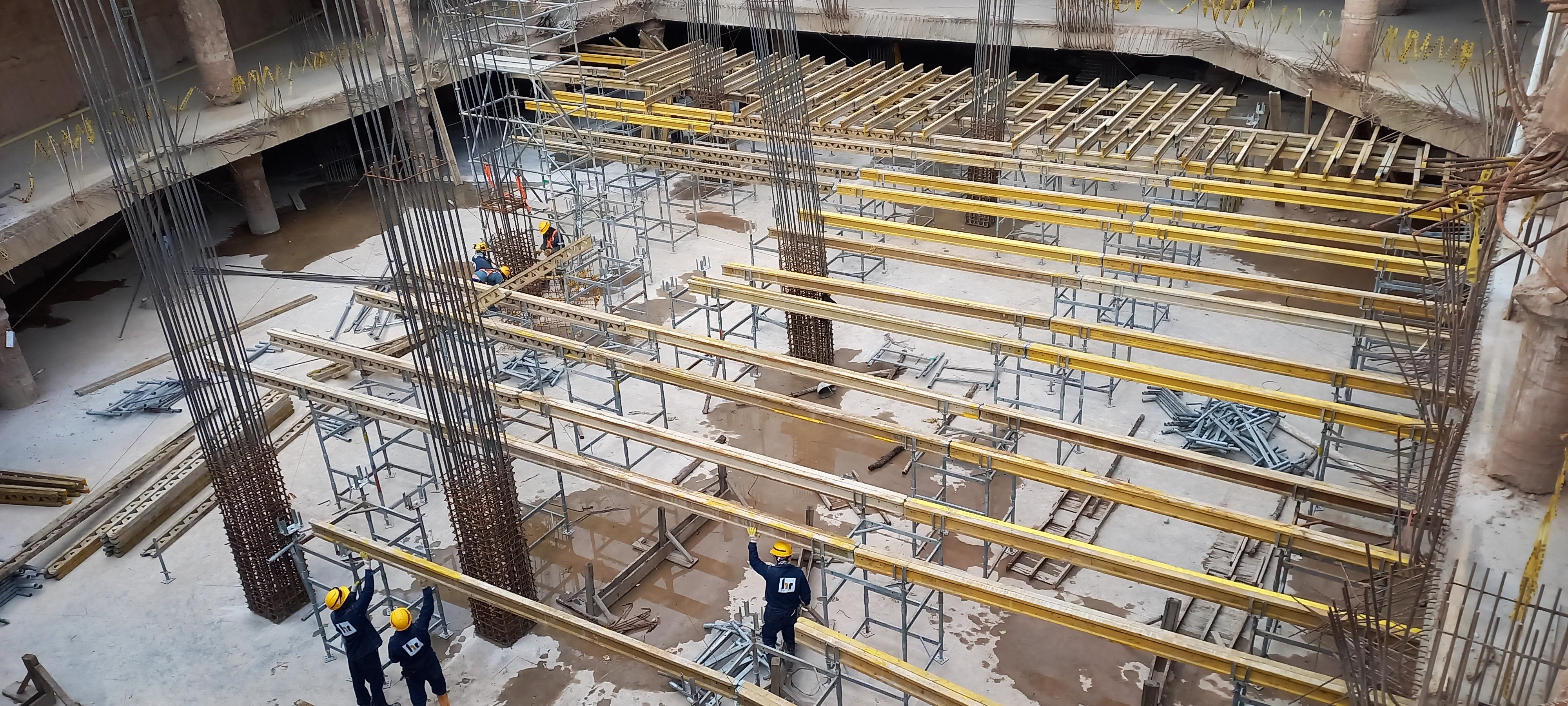 Sistema de encofrado para losas con vigas MULTIFLEX en combinación con la resistente torre de carga ST-100 y puntales PEP-ERGO.