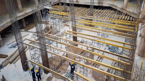 Sistema de encofrado para losas con vigas MULTIFLEX en combinación con la resistente torre de carga ST-100 y puntales PEP-ERGO.