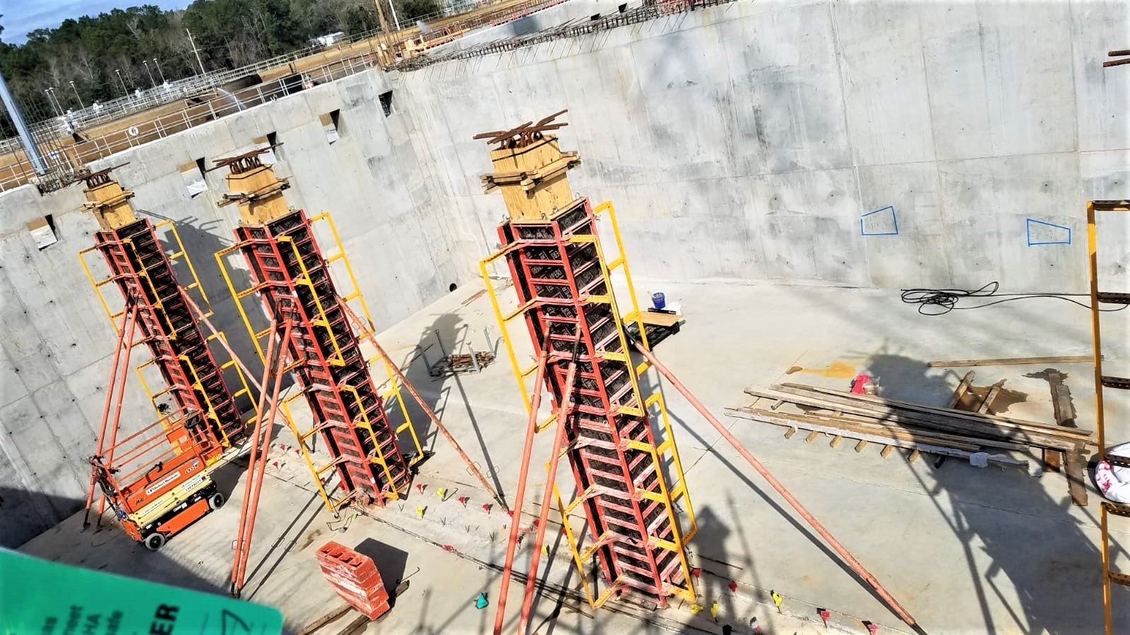 QUATTRO columns being used inside the settling basin - these concrete formwork columns allow up to 24 inch squares with no ties