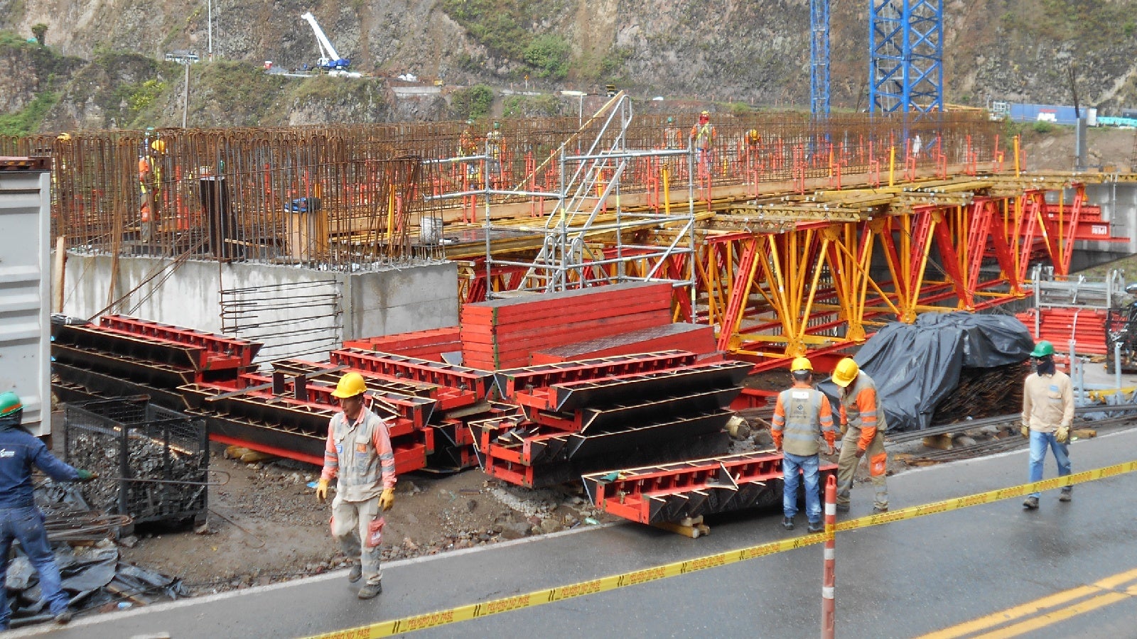 Sistema de celosías ALPHAKIT para soportar vigas I de 30m de longitud y sistema LIWA como encofrado lateral.