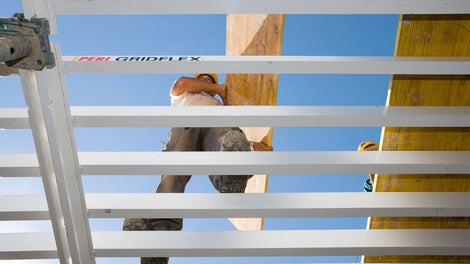 Döşeme kalıbı kurulumu tamamlandıktan sonra, plywood ile kaplanabilmesi için GRINDFLEX sisteminin taşıyıcı kirişleri üzerinde güvenli bir şekilde yürünebilir. 