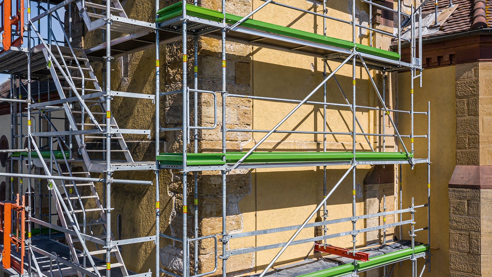 Das Gerüst der Ostseite lagert auf einem auskragend montierten und im Innern gekoppelten VARIOKIT Systemstahlriegel, der durch Fensteröffnungen im Kirchturm geführt wurde.